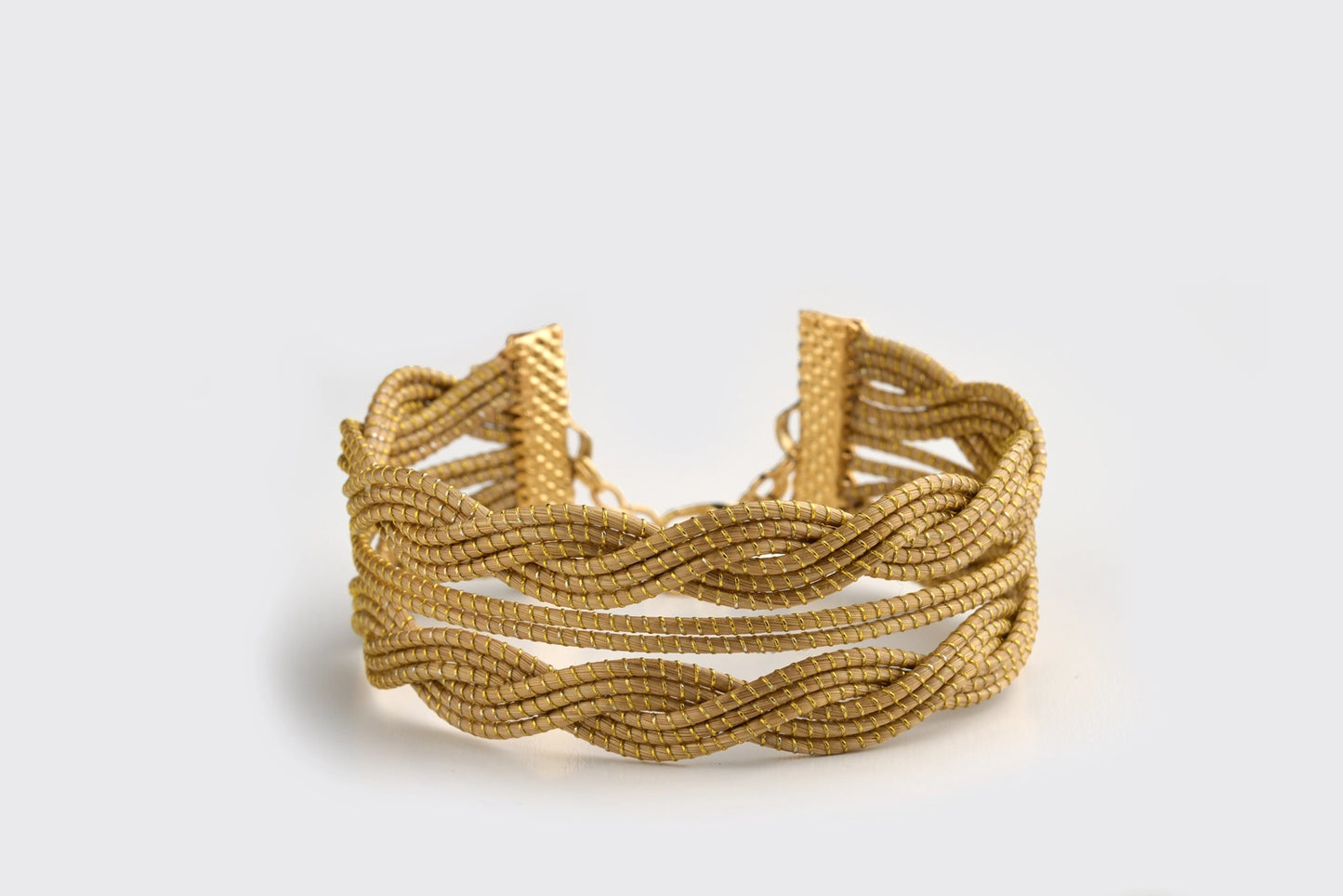 Bracelet en capim dourado, fibre dorée tressée représentant une couronne