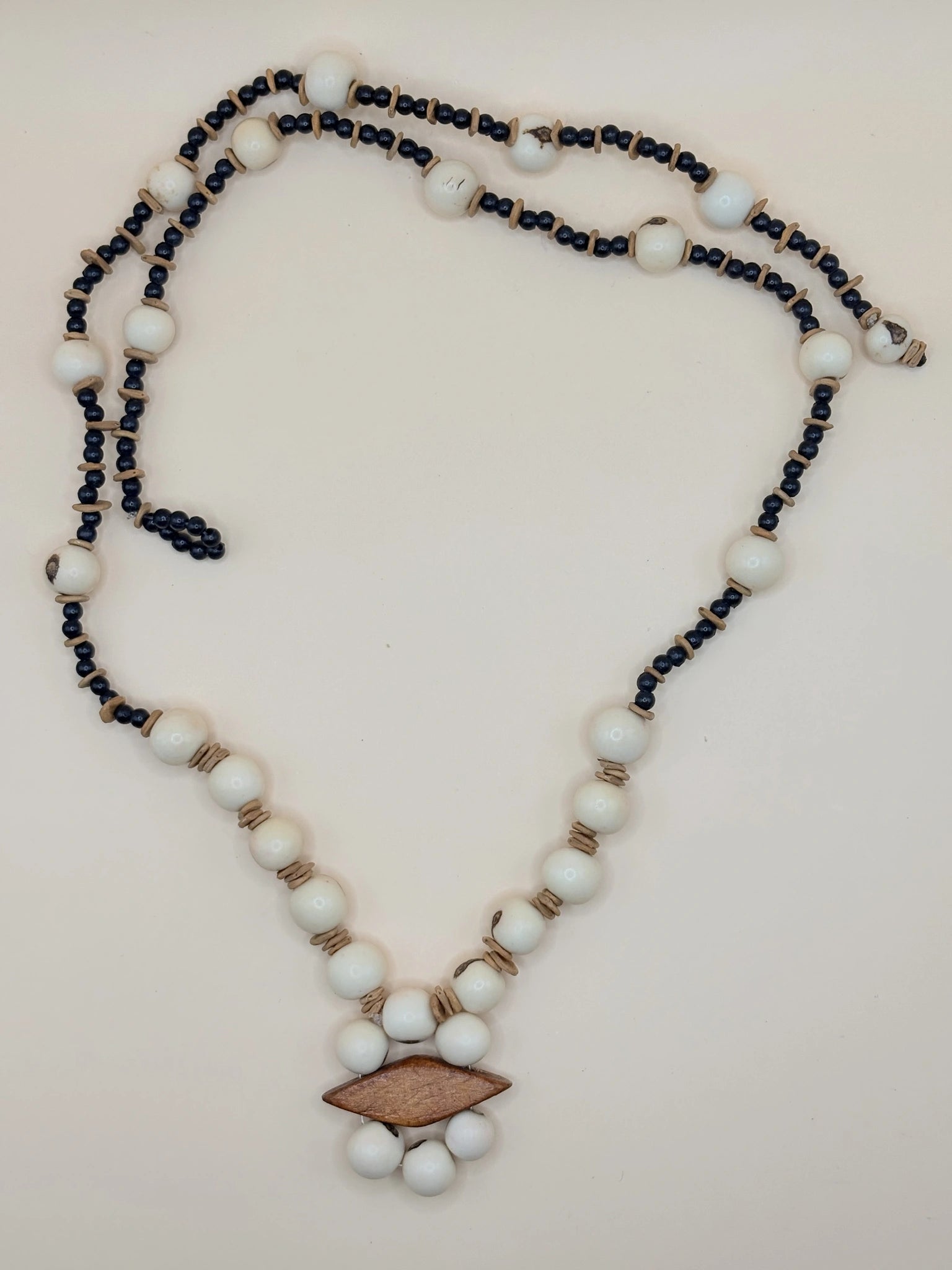 Collier en graines d'açaï blanches, fabriqué à la main en Amazonie
