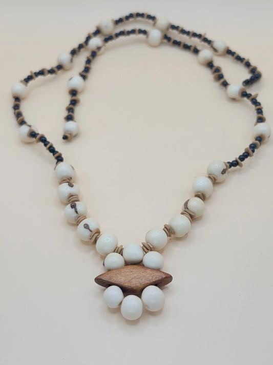 Collier en graines d'açaï blanches, designé par les femmes artisans de l'Amazonie