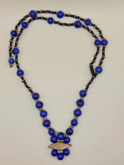 Collier en graines d'açai bleues et bois, vue de dessus
