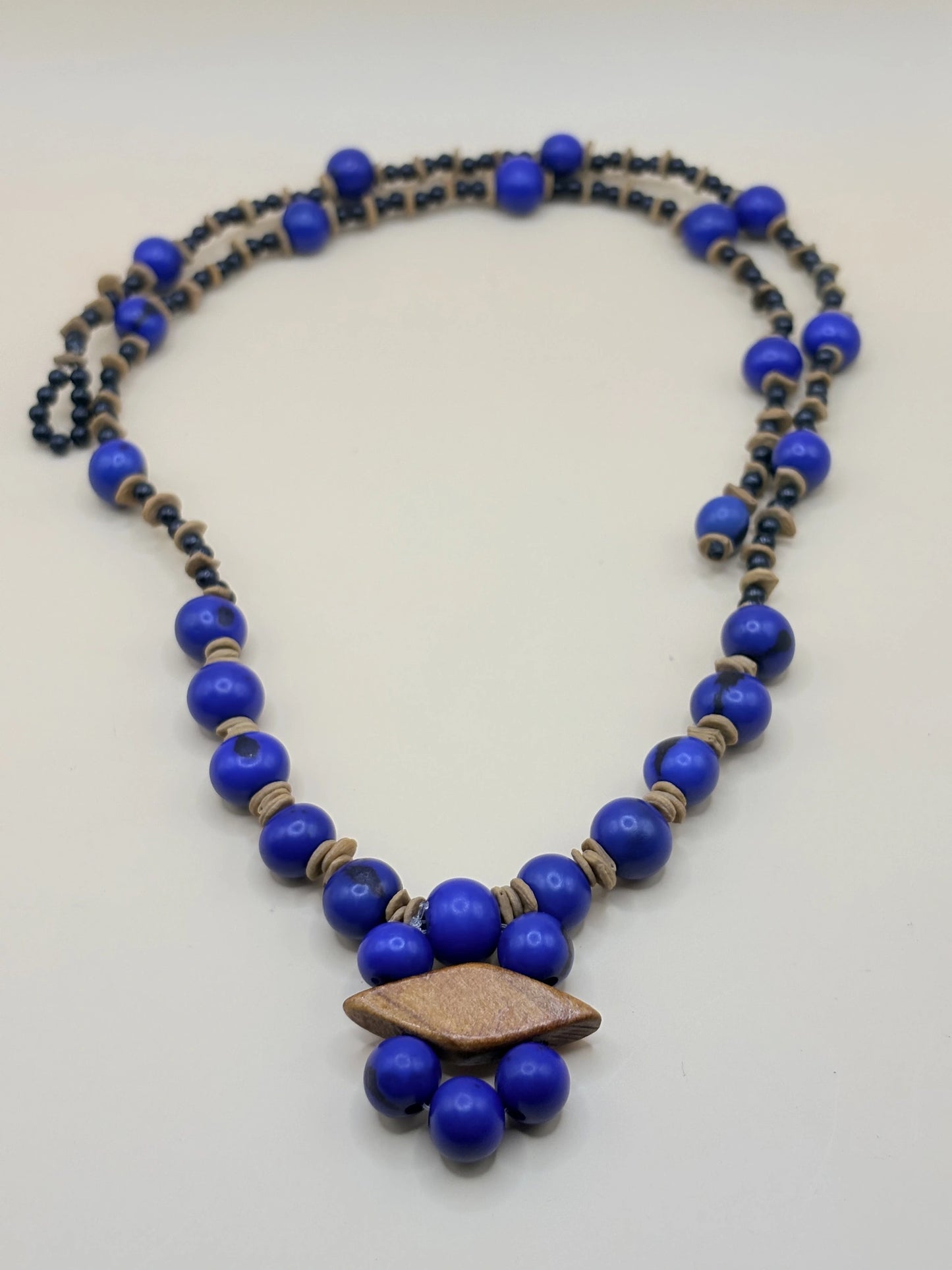 collier en graines d'açaï bleues et bois, fabriqué par femmes de la communauté Satéré-Mawé