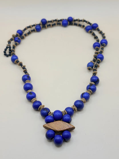 collier en graines d'açaï bleues et bois, fabriqué par femmes de la communauté Satéré-Mawé