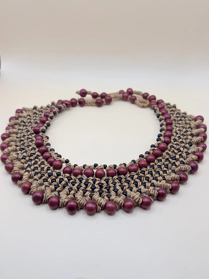 Grand collier bordeaux fabriqué par ddes femmes Satéré-Mawé en Amazonie, avec diverses graines locales