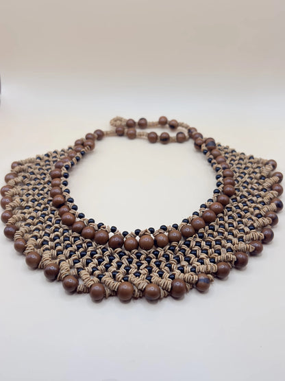 Grand collier marron fait main en Amazonie en graines d'açaï, morototo et perles