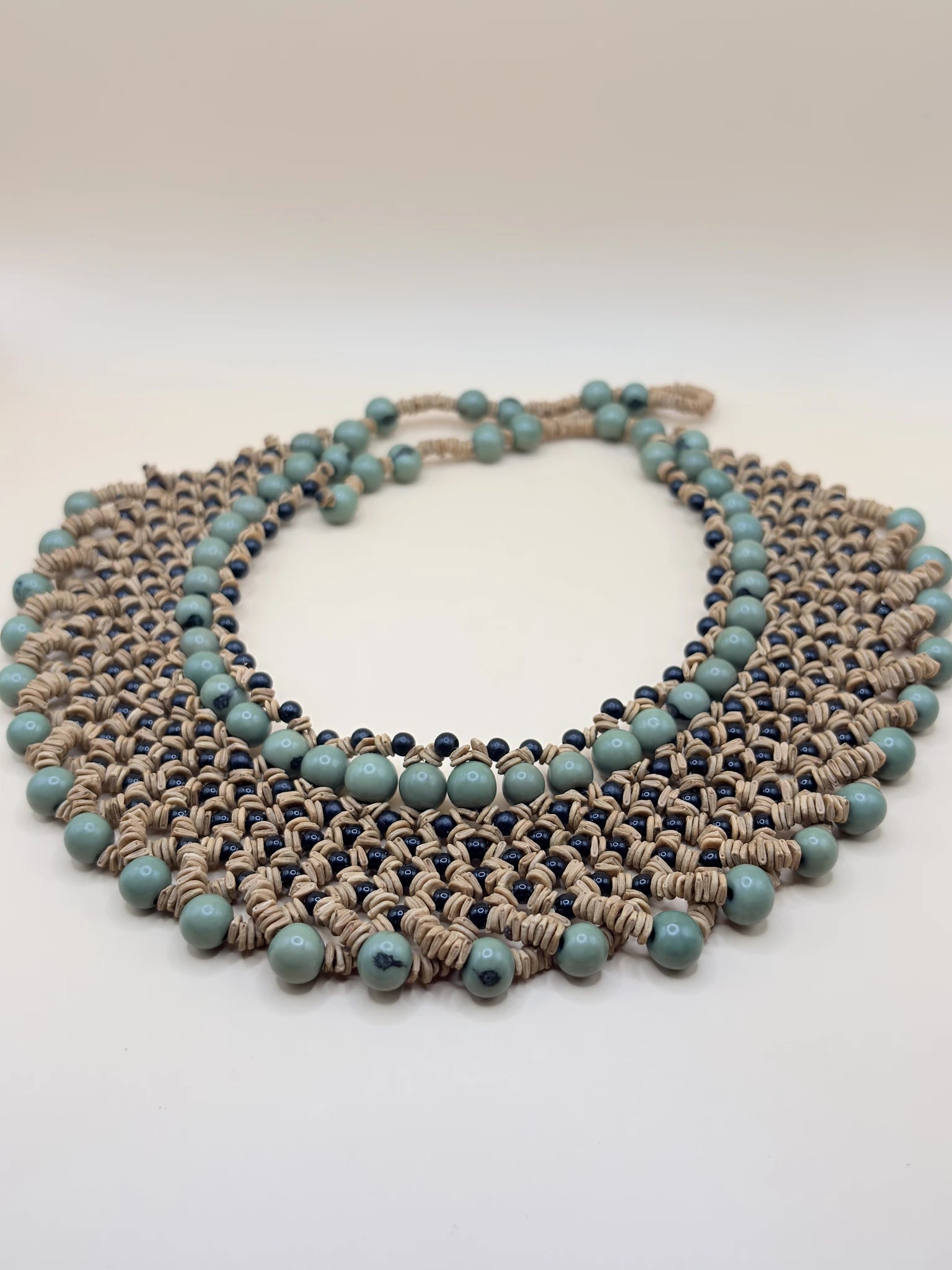 Grand collier vert en graines d'açaï et morototo, fabriqué manuellement par femmes artisans de l'Amazonie