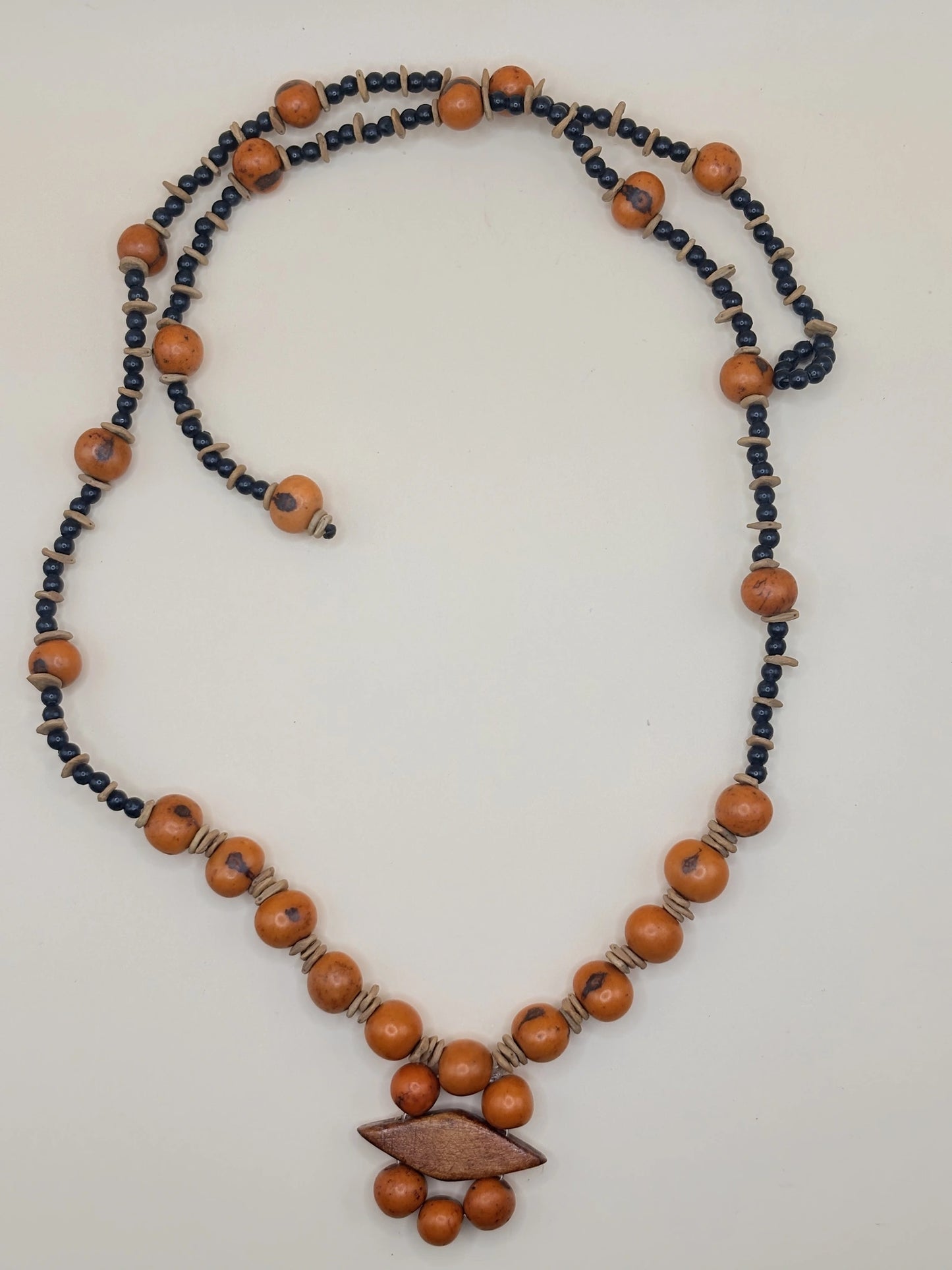 Collier en graines d'açaï oranges fabriqué en Amazonie, vue de dessus