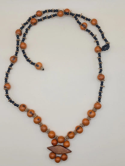Collier en graines d'açaï oranges fabriqué en Amazonie, vue de dessus