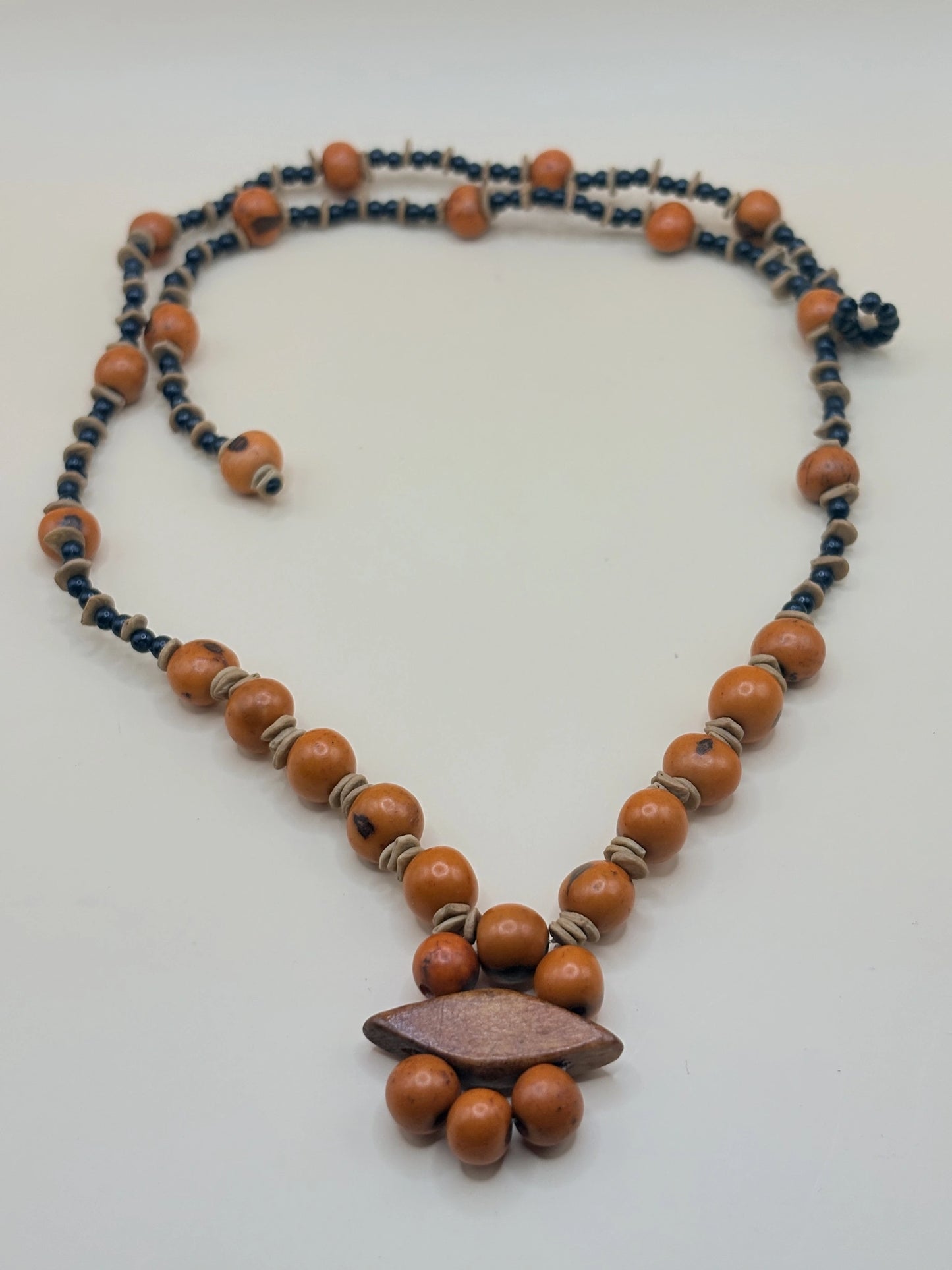 Collier en açaï orange et bois, fait main en Amazonie