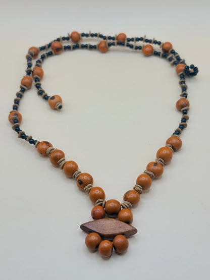 Collier en açaï orange et bois, fait main en Amazonie
