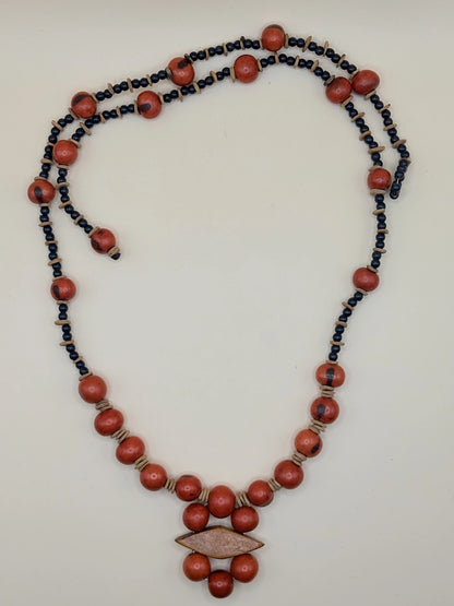 Collier fait main en Amazonie en graines d'açaï rouge, vue de dessus