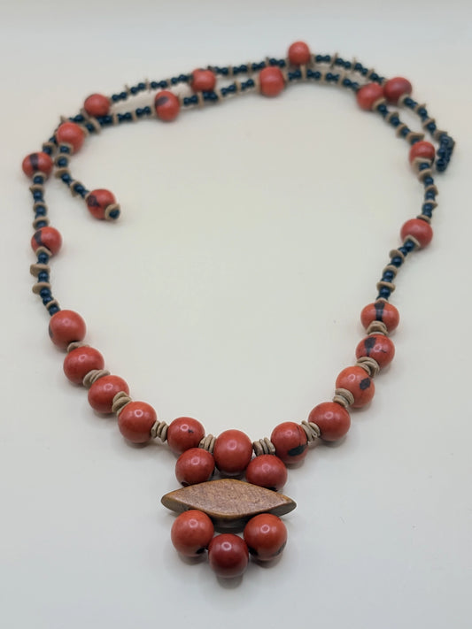 Collier en açaï rouge et bois, fabriqué en Amazonie à la main