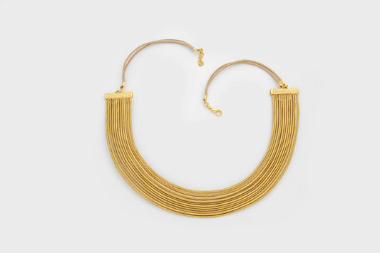 Collier en or végétal, en forme d'une demi-lune
