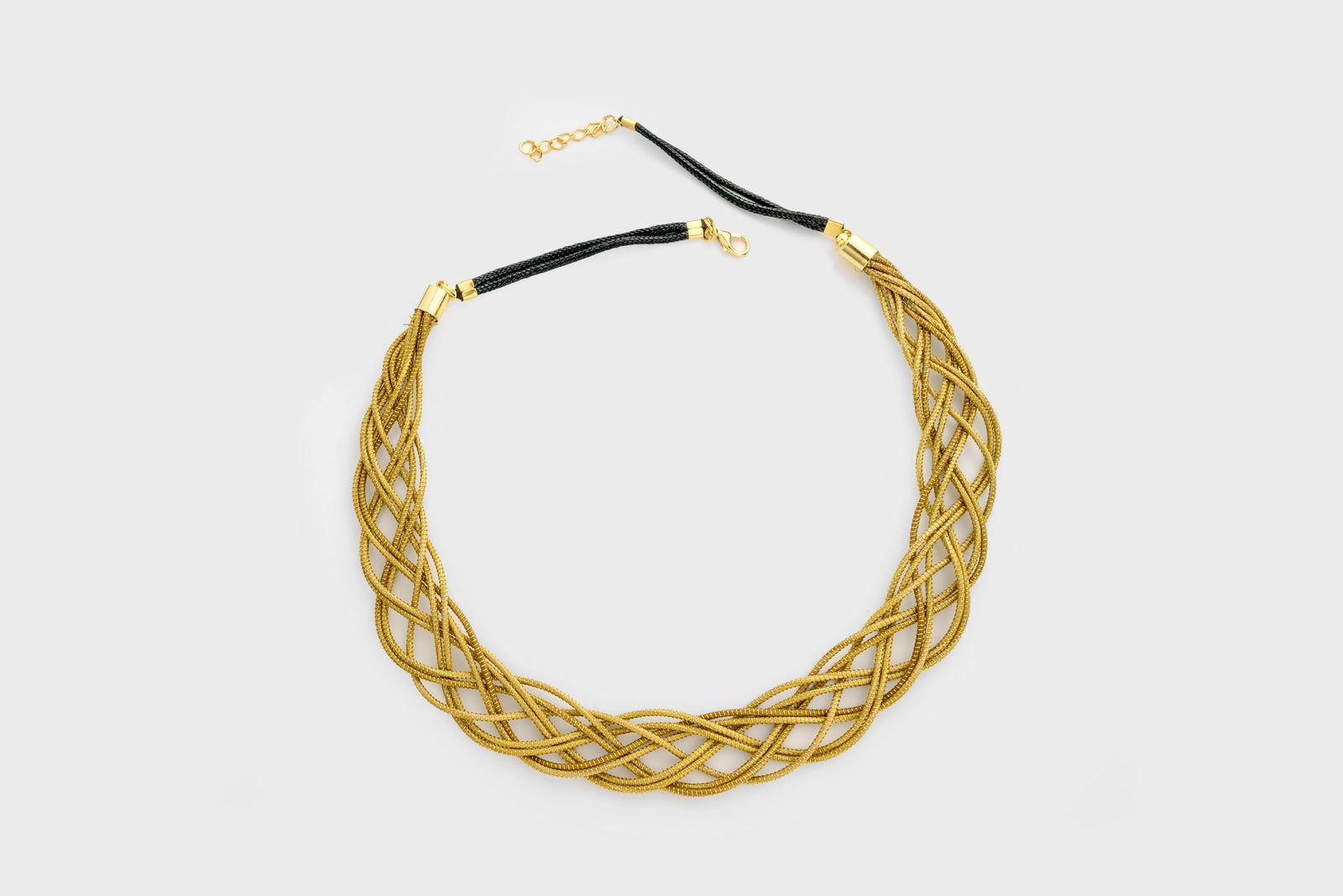 Collier en capim dourado, fibres doublées et tressées