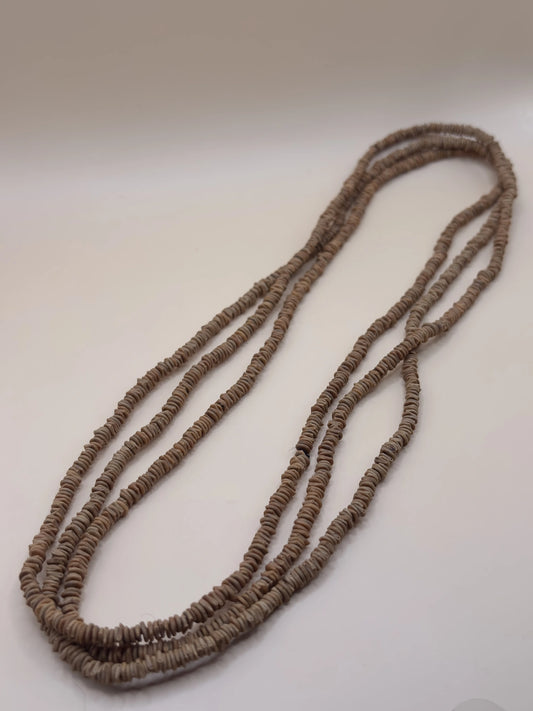 Long collier fabriqué manuellement en Amazonie en graines de morototo de couleur naturelle