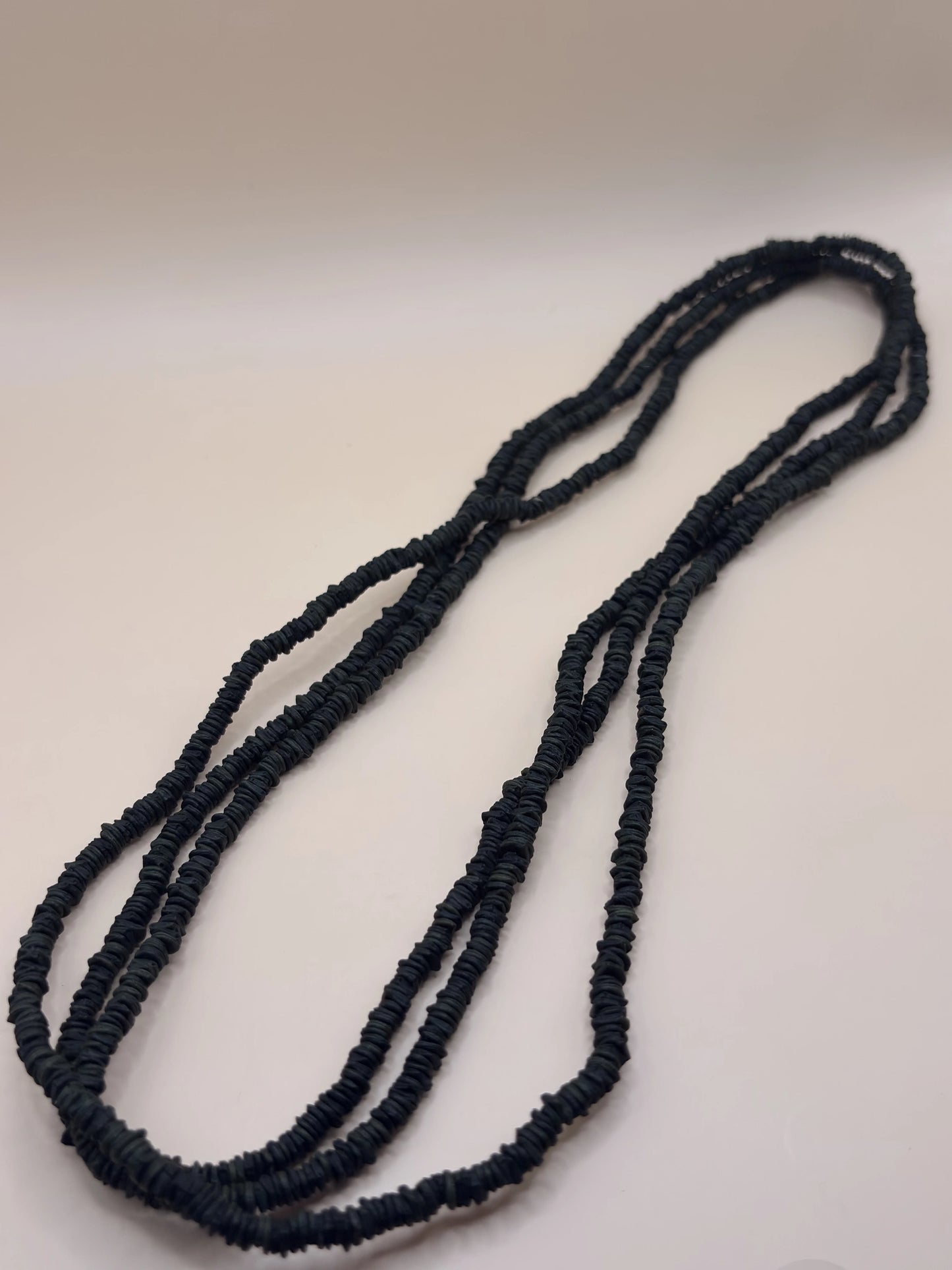 Collier en graines de morototo noires, fabriqué par les femmes de la communauté autochtone Satéré-Mawé