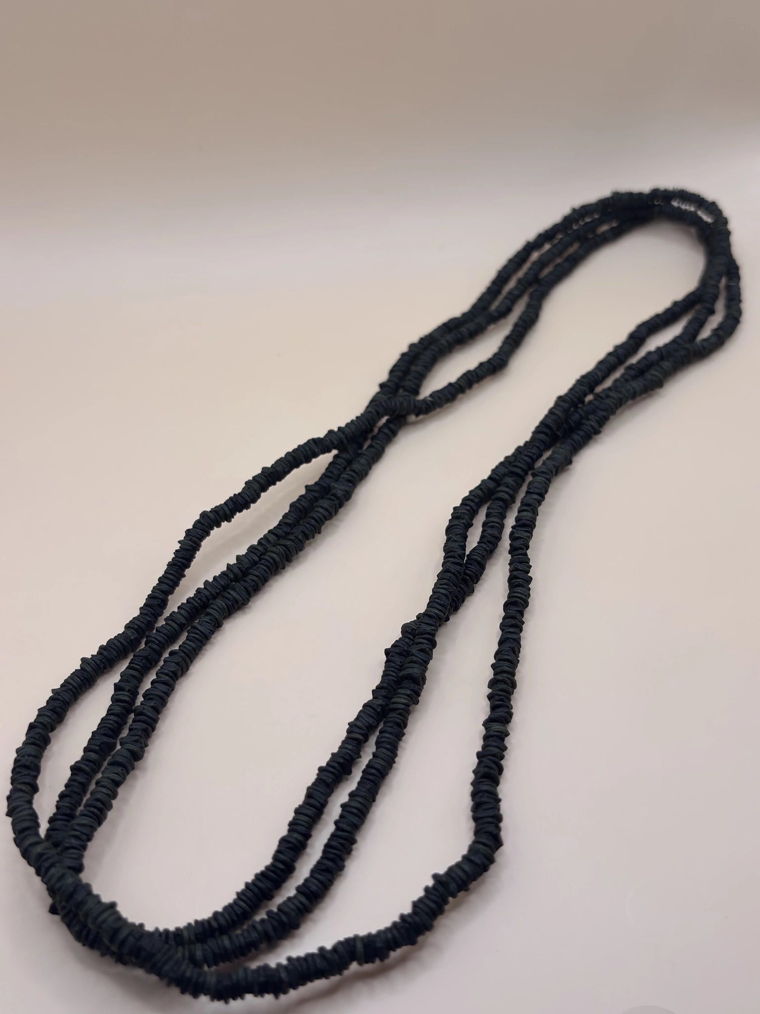 Collier en graines de morototo noires, fabriqué par les femmes de la communauté autochtone Satéré-Mawé
