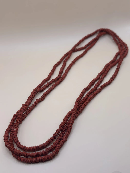 Long collier en graines de morototo teintes en rouge, fait main en Amazonie