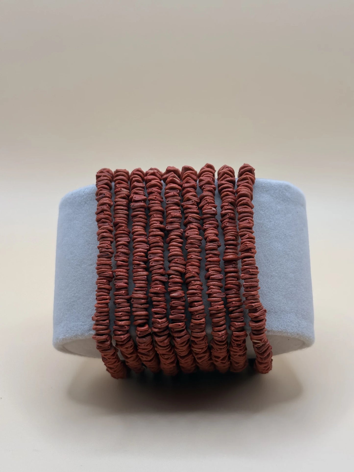 Collier en graines de morototo teintes en rouge, fabriquées à la main en Amazonie
