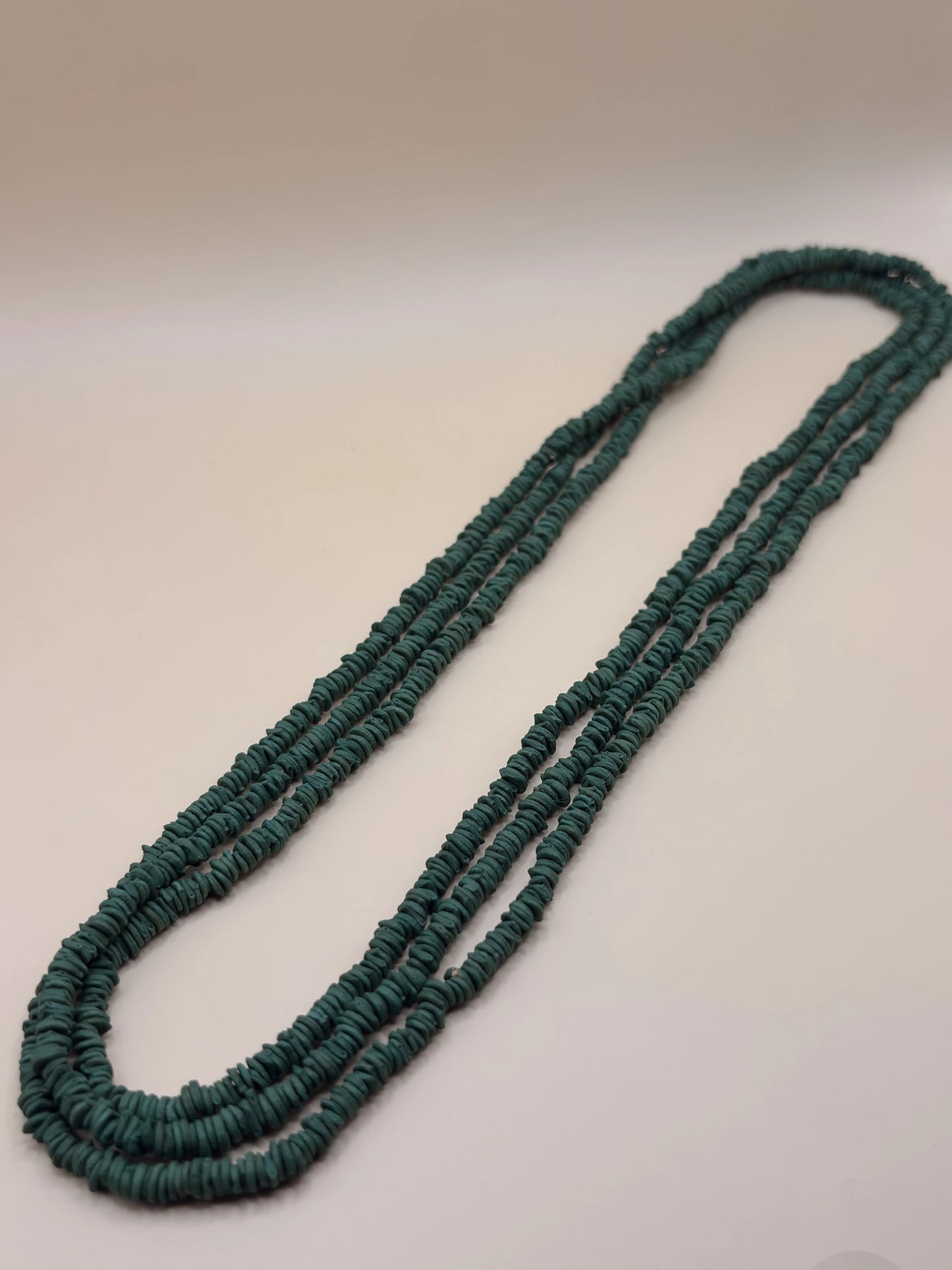 Collier en graines de morototo teintes en vert, fait main en Amazonie