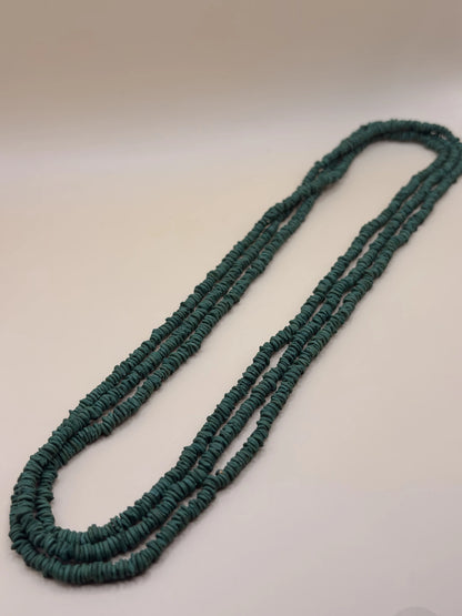 Collier en graines de morototo teintes en vert, fait main en Amazonie