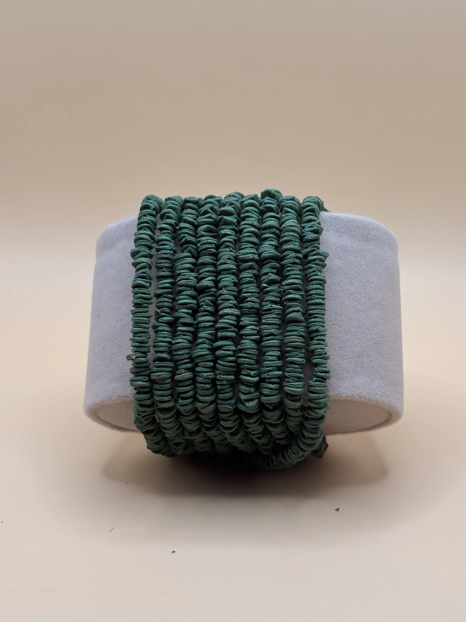 Collier fait main en Amazonie avec des graines de morototo teintes en vert