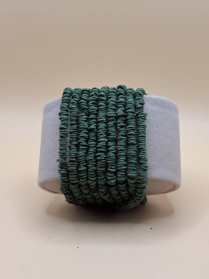 Collier fait main en Amazonie avec des graines de morototo teintes en vert