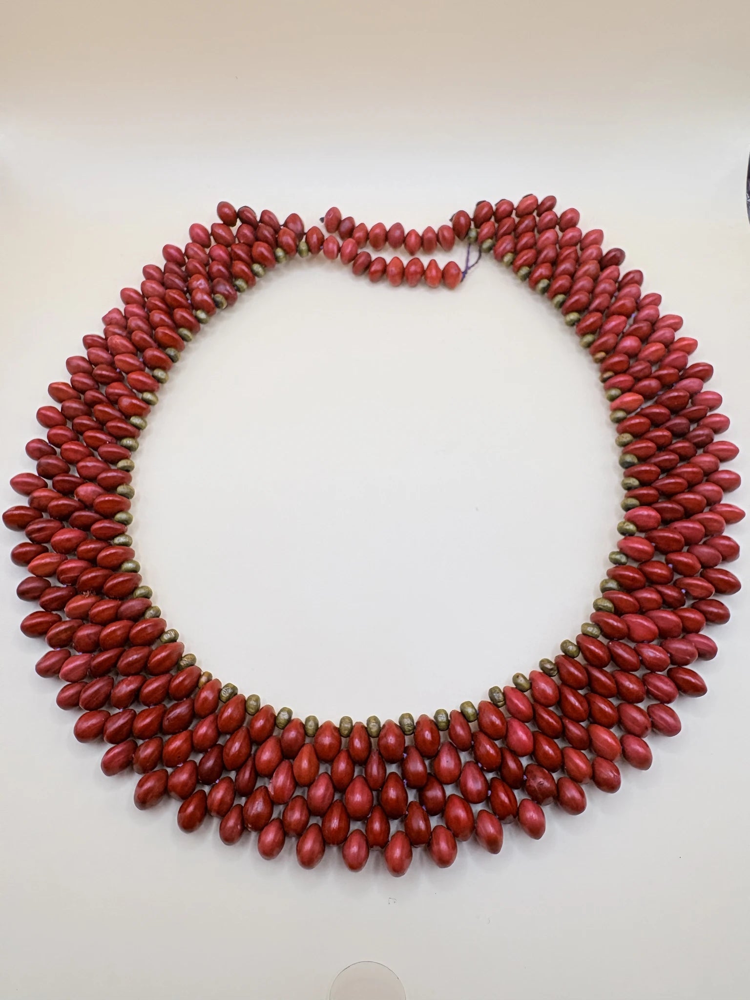 collier en graines de tento rouges, fabriqué en Amazonie par les femmes de la communauté autochtone Satéré-Mawé