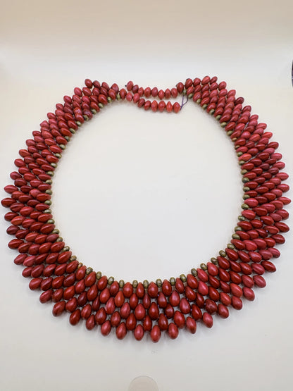 collier en graines de tento rouges, fabriqué en Amazonie par les femmes de la communauté autochtone Satéré-Mawé