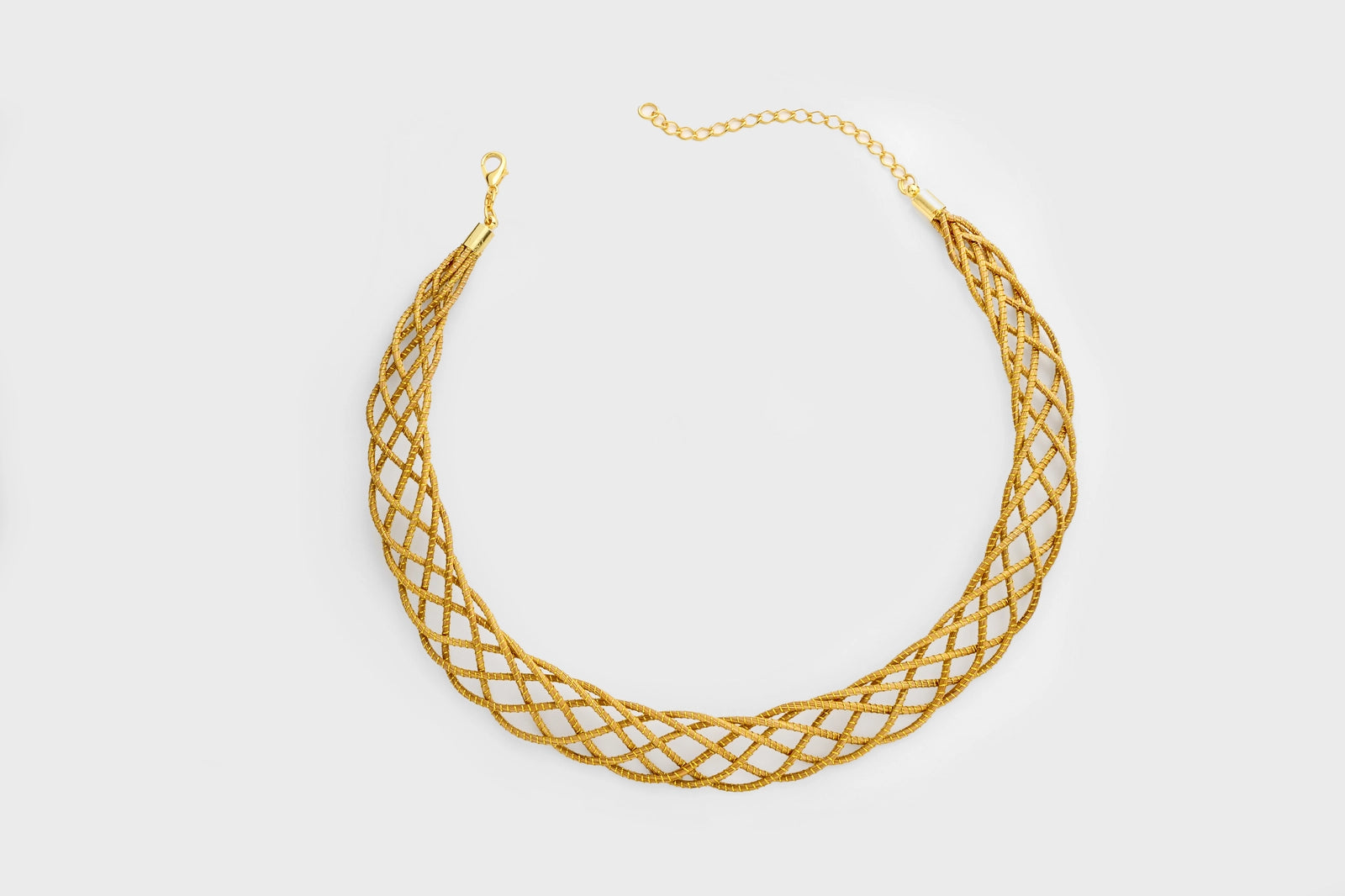 Collier en capim dourado, maillage fin aéré de fibres végétales